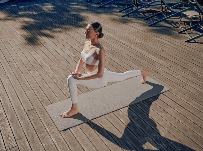 TEEUn deck para tocar la tierra, meditar, respirar o concentrarse en una buena lectura.